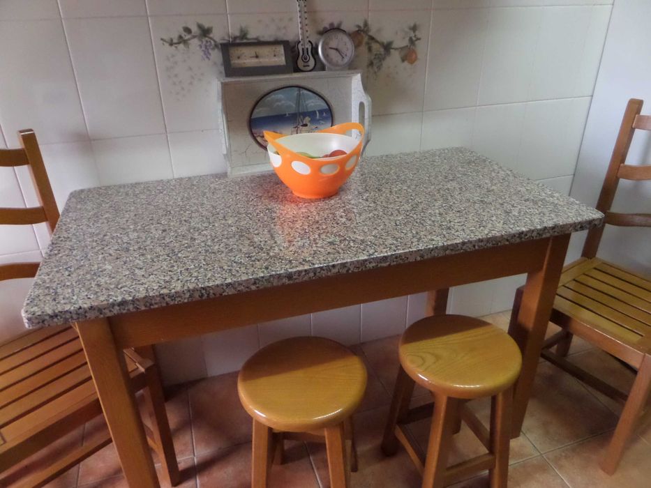 Mesa Cozinha Madeira Carvalho e Tampo de Granito, Cadeiras e Bancos