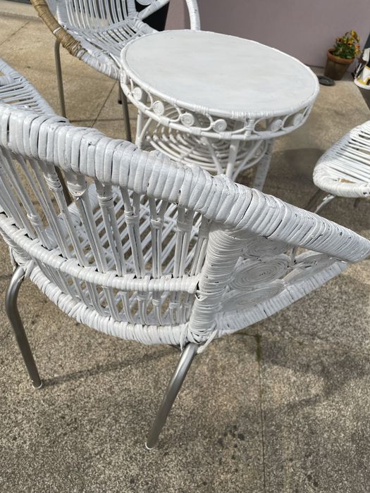 Conjunto de cadeiras e mesa em verga