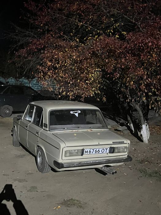 Машина ваз 2106.