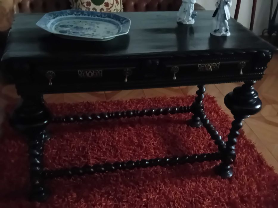 Mesa bufete  antiga  em bom estado