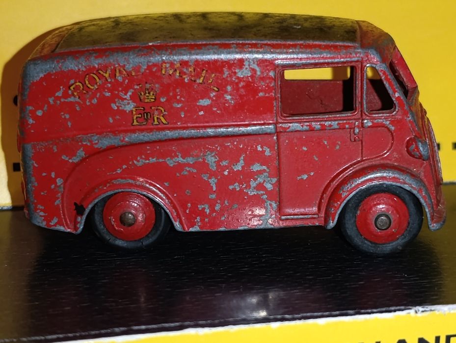 Miniatura Dinky Toys No. 260 Morris J. 1955