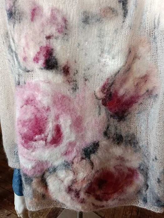 Artystyczny sweter chmurka ręcznie robiony filcowane kwiaty od plastyk