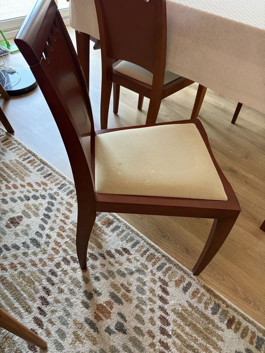 Mesa de jantar extensivel, 4 cadeiras e 2 cadeirōes