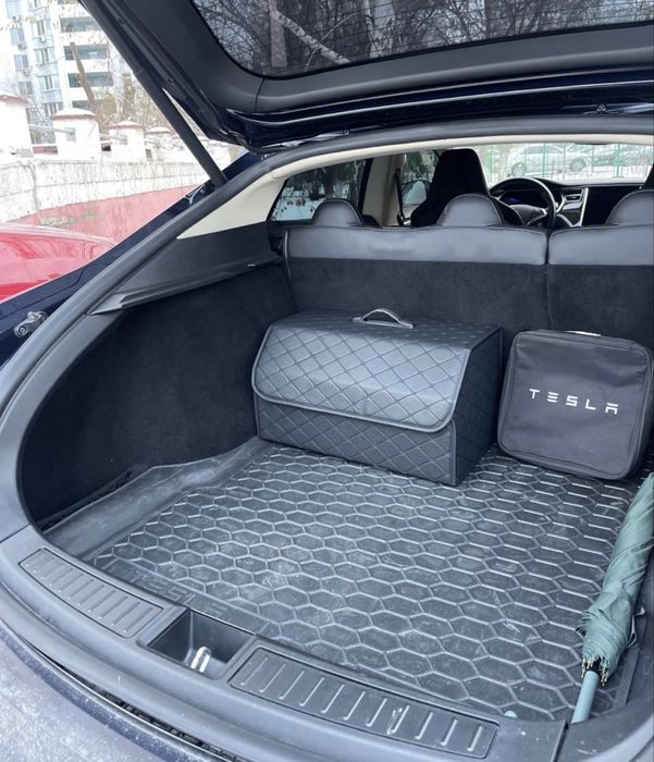 Tesla model s. Тесла модел с