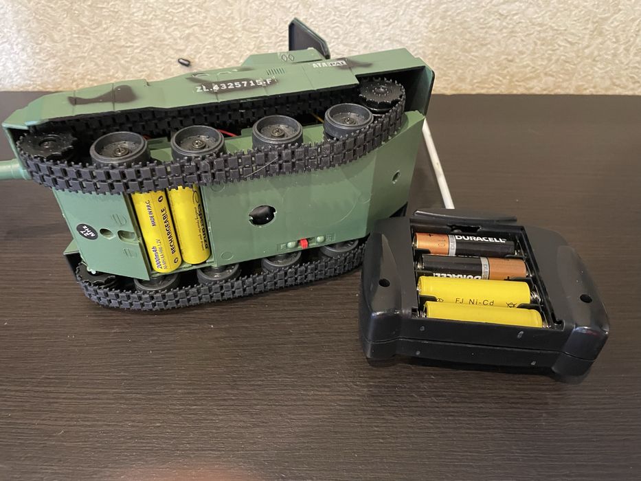 Середній танк на радіо керуванні, стріляє кульками