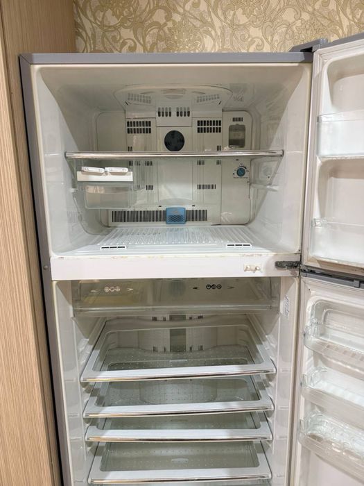 Холодильник Sharp SJ-68M-SA — двокамерний, у робочому стані