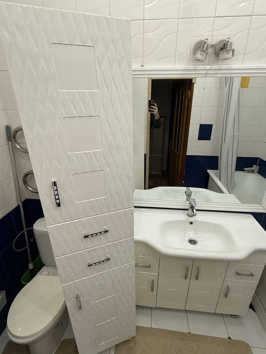 Продам гарнитур для ванны умывальник с тумбой, пенал, зеркало