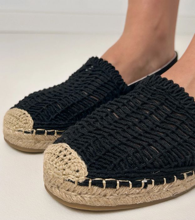 Czarne espadryle ażurowe na platformie Plevis