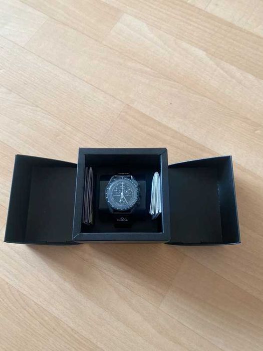 Omega x Swatch Snoopy SO33B700 - New Moon Limited Edition