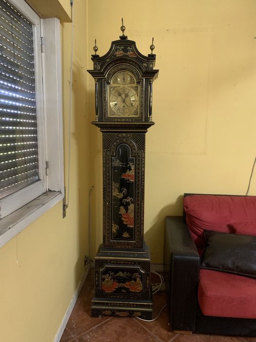 Relógio de pé de 1986 Reguladora com traços Orientais