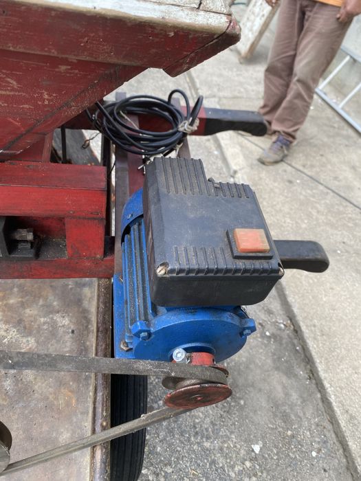 Esmagador de Uvas Antigo com Motor Elétrico – Funcional