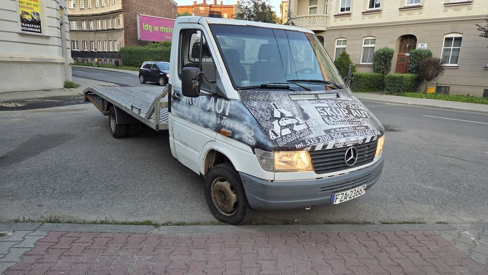 Mercedes 412 auto laweta pomoc drogowa