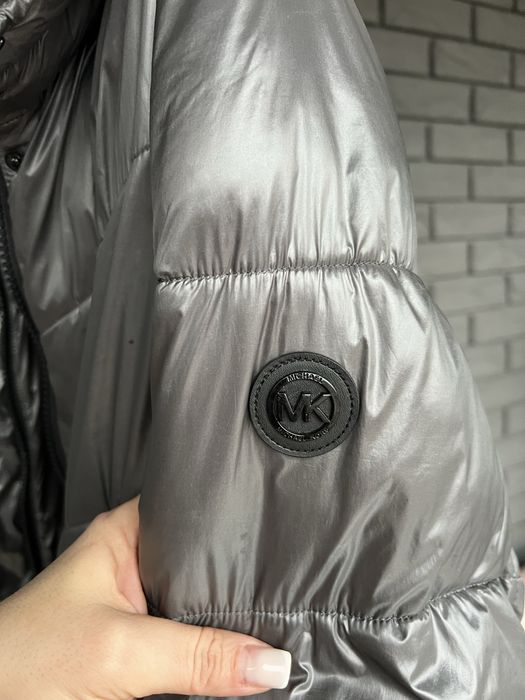 Куртка  Michael Kors сірого кольру.