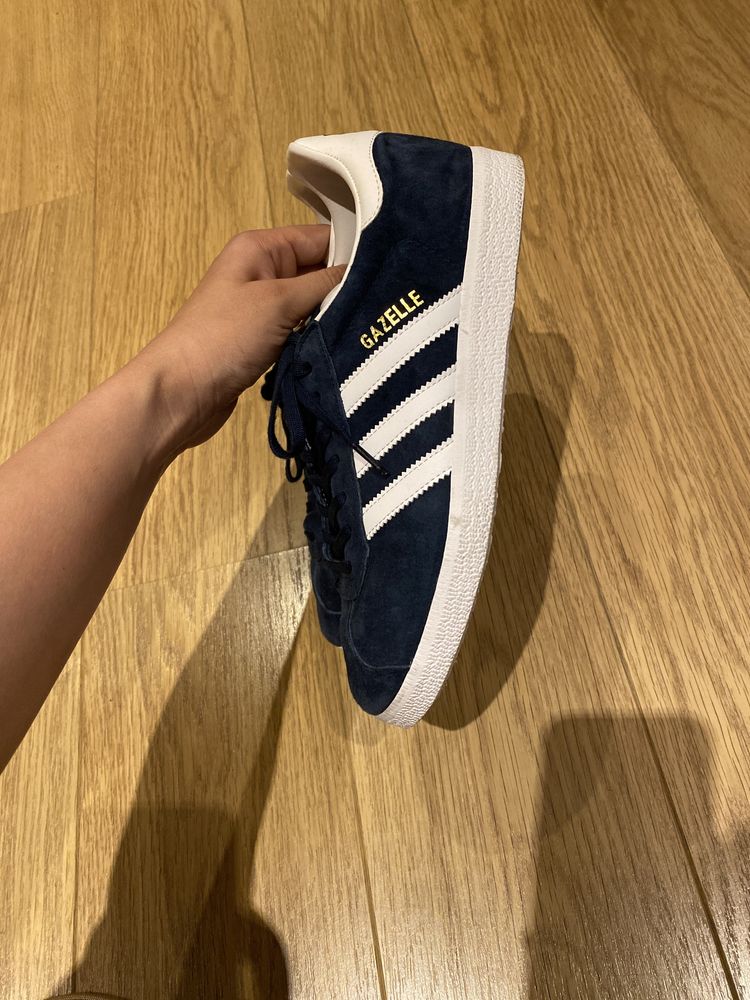 Gazelle azul store escuro