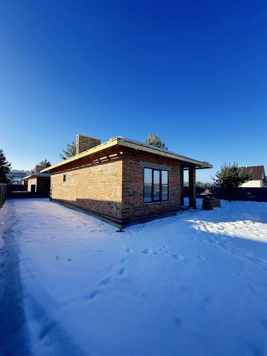 Новий цегляний будинок біля лісу Асфальт Лісопіль