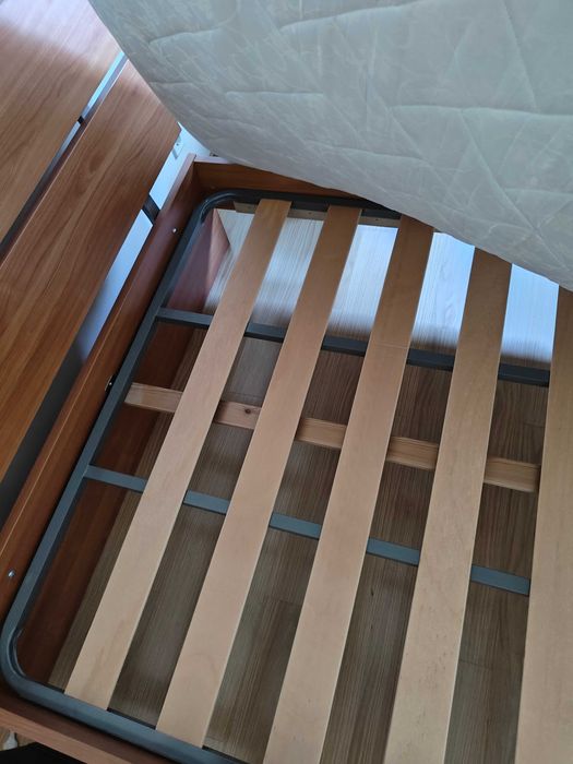 Cama de madeira castanha com estrado