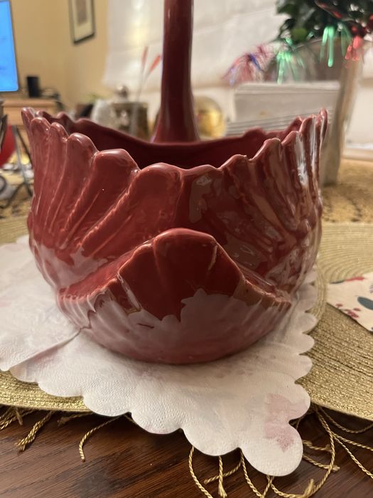 Piękny bordowy czerwony łabędź ozdoba misa donica