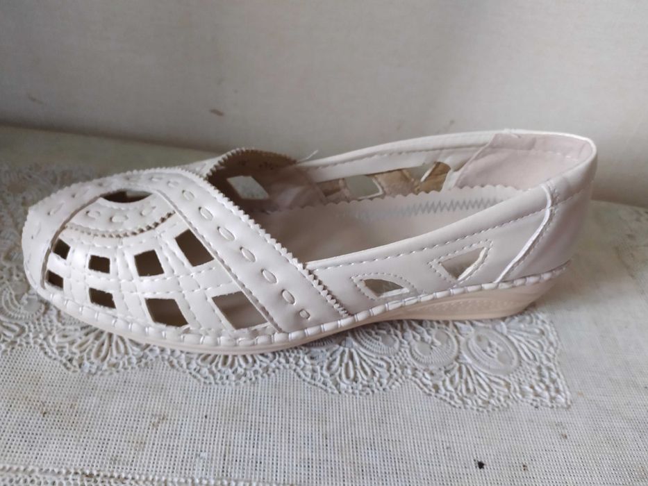 Очаровательные босоножки 37 размера и туфли 38 размера