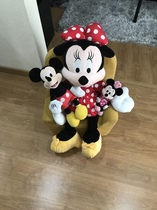 Vendo sofa crianca, duas Minnie’s e um Mickey peluches