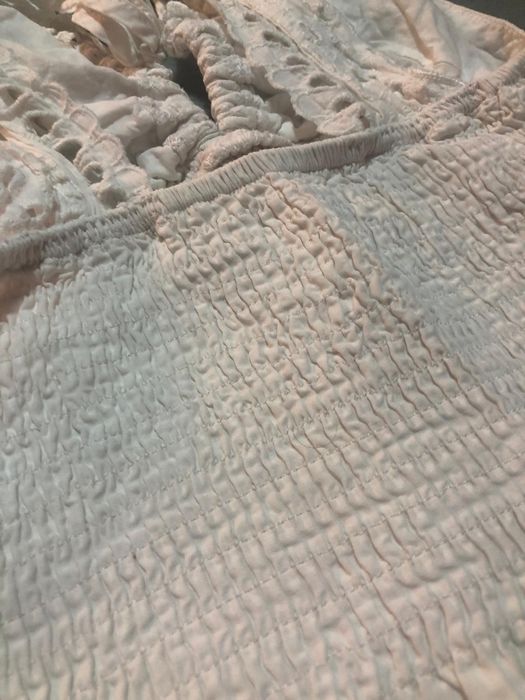 Top branco rendado com folhos