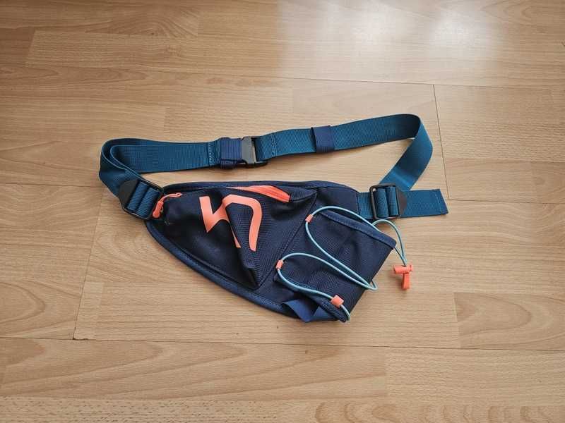Saszetka biodrowa nerka z uchwytem na bidon marki Kari Traa model Louise Bag