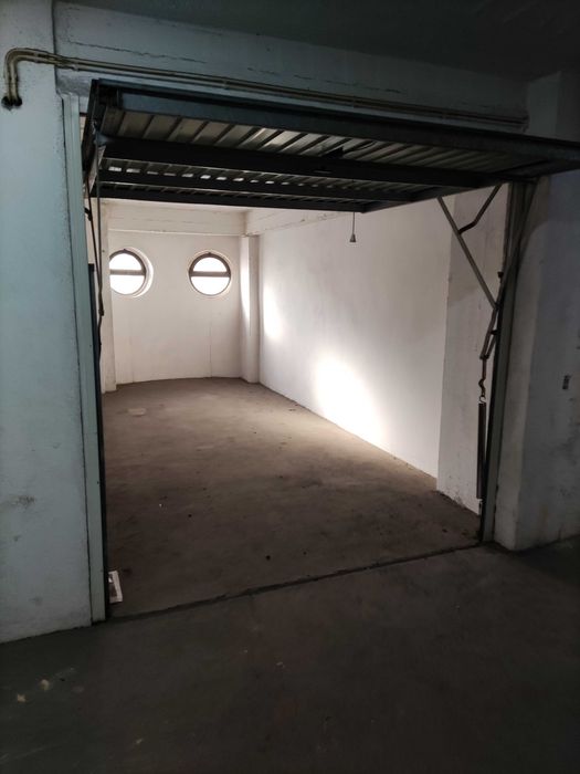 Arrendo Garagem Box Queluz 16m2 com Luz Natural e Eletricidade