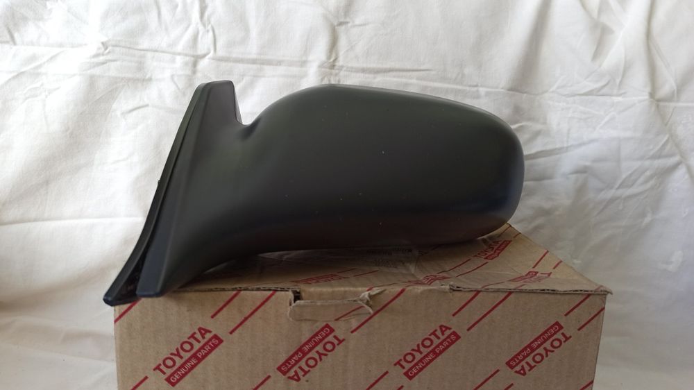 Toyota Tercel, espelho exterior esquerdo.