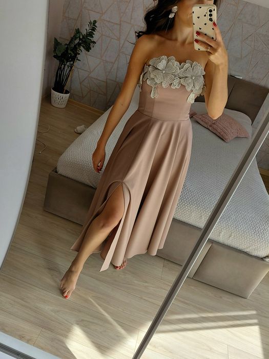 Sukienka Lou Cosala na wesele studniówkę 34 XS gorsetowa midi nude z kwiatami 3D elegancka wieczorowa z rozcięciem beżowa