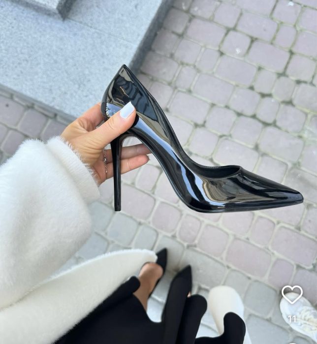 Чорні лакові човники