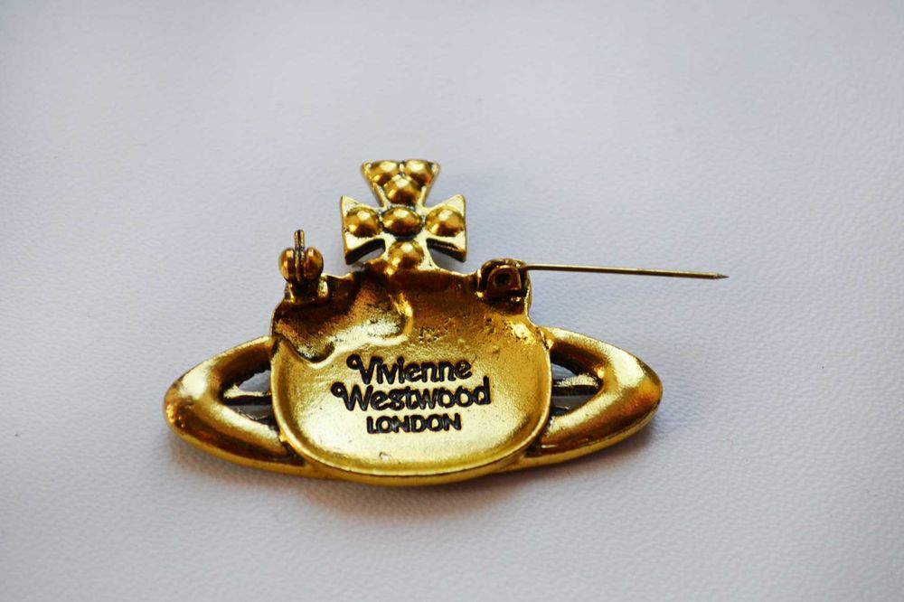 Брошь Hello kitty от Vivienne Westwood брошка