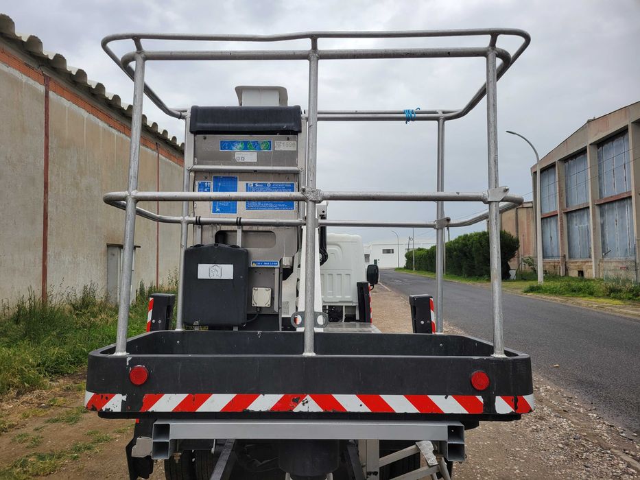 Nissan Cabstar 35.12 NT400  CTE ZED 20.2HV Auto plataforma "Barquinha"