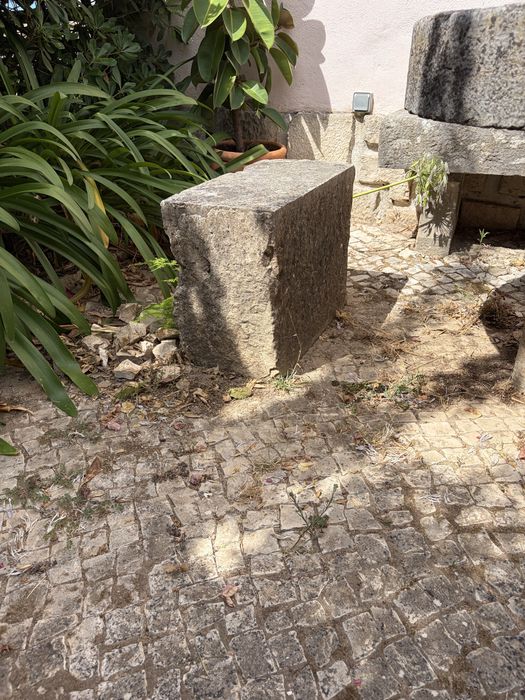 Conjunto de mesa e bancos de pedra