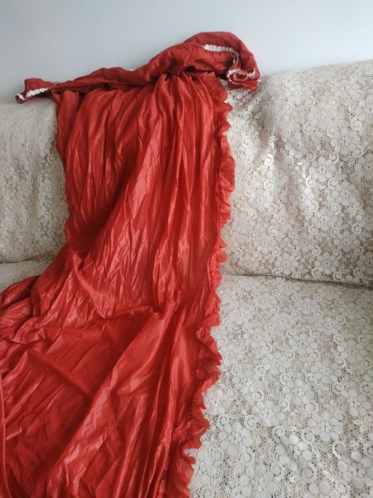 Червоні штори легкі, але добре затіняють