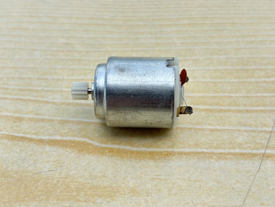 Silniczek elektryczny DC z zębatką