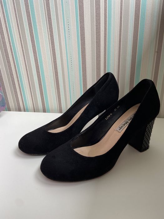 Чорні замшені туфлі