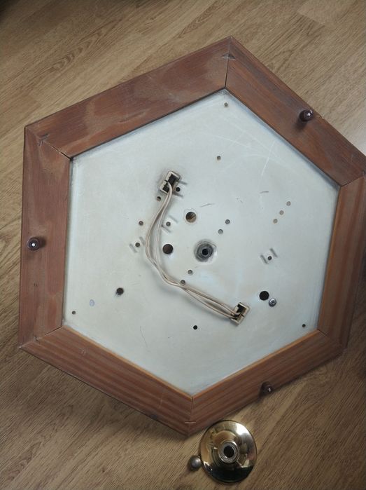 Plafoniera sufitowa lub ścienna.