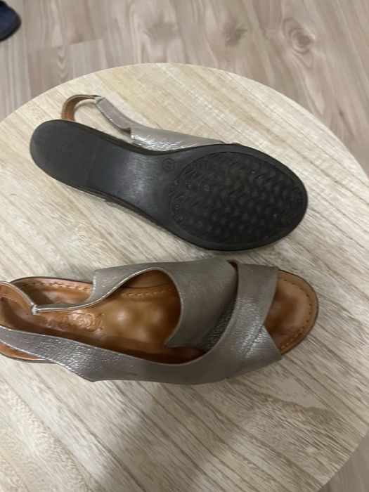 Босоніжки на танкетці