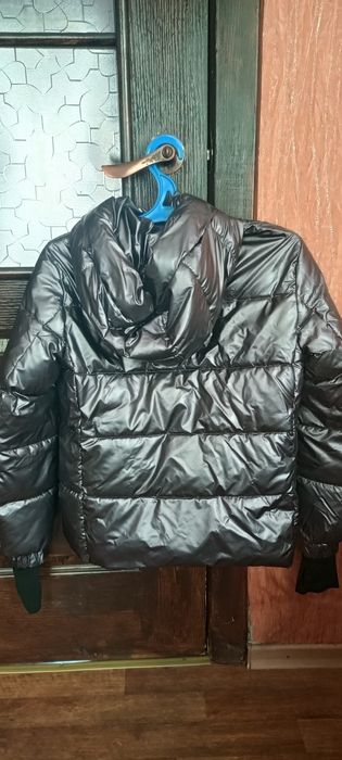 Продам теплую глянцевую курткочку для девочки