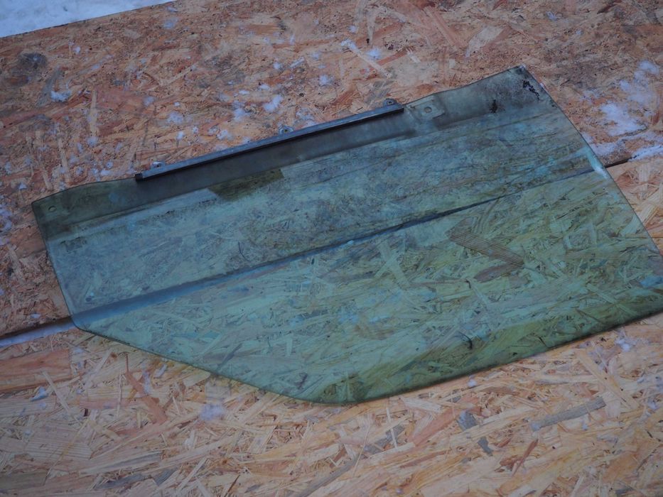 Szyba drzwi prawa mercedes W124 coupe