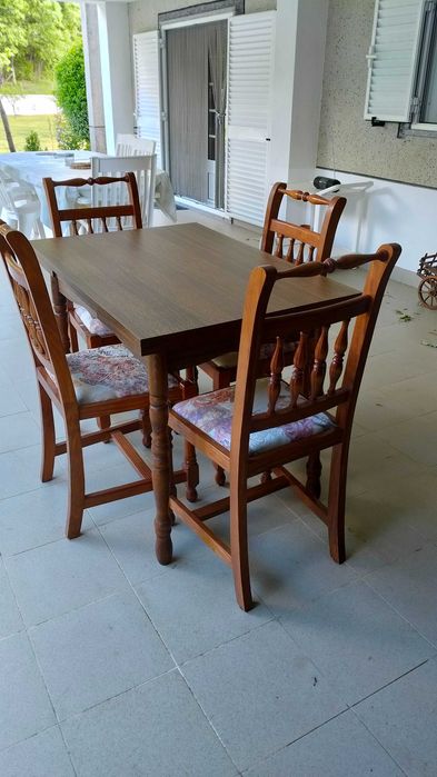 Mesa de jantar en medeira