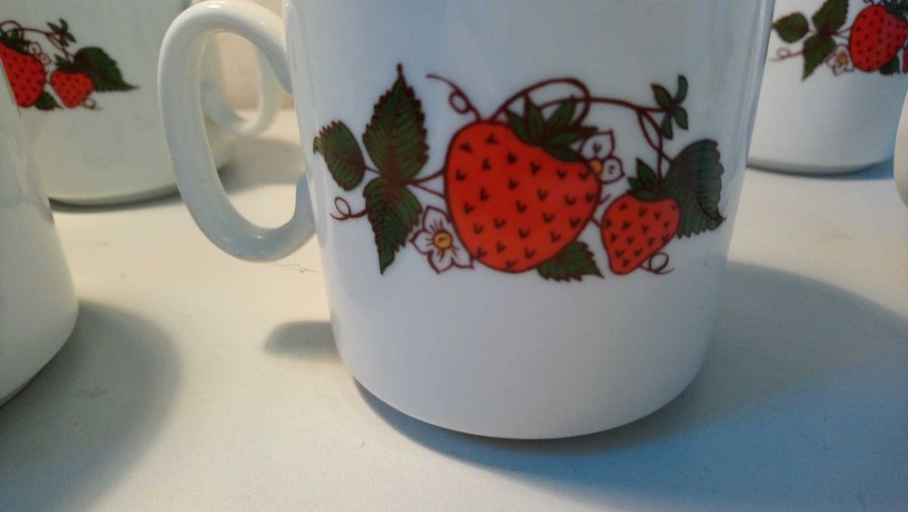 Kubek Ceramiczny Lubiana z truskawka, PRL nowe