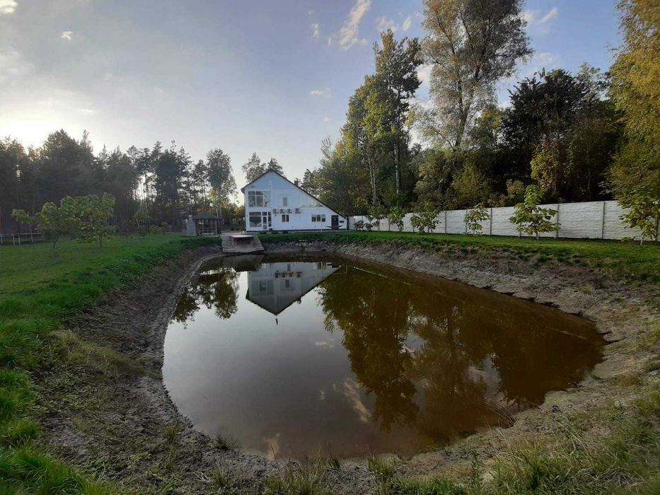 с.Бондарня. Дом 230 кв. Расположен 70 км. от Киева. Генератор.