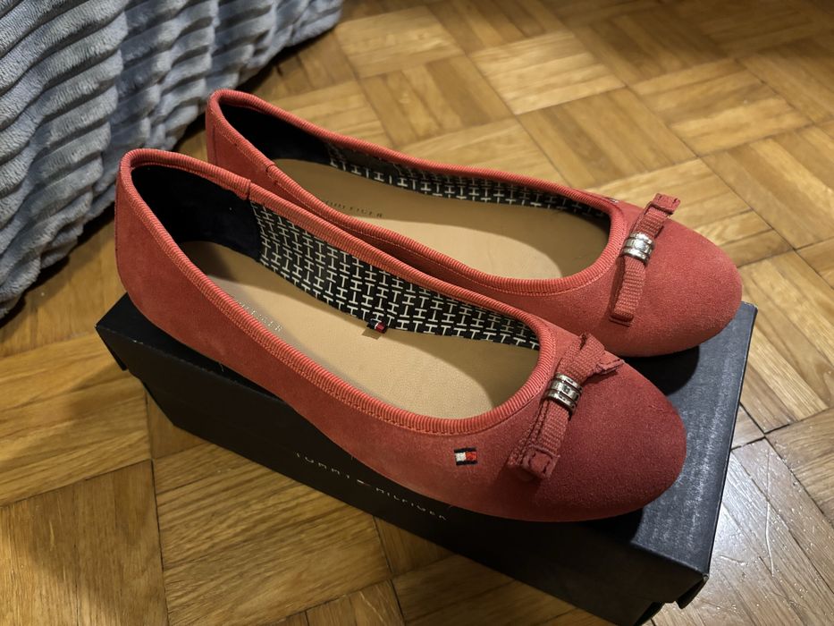 Czerwone zamszowe baleriny Tommy Hilfiger