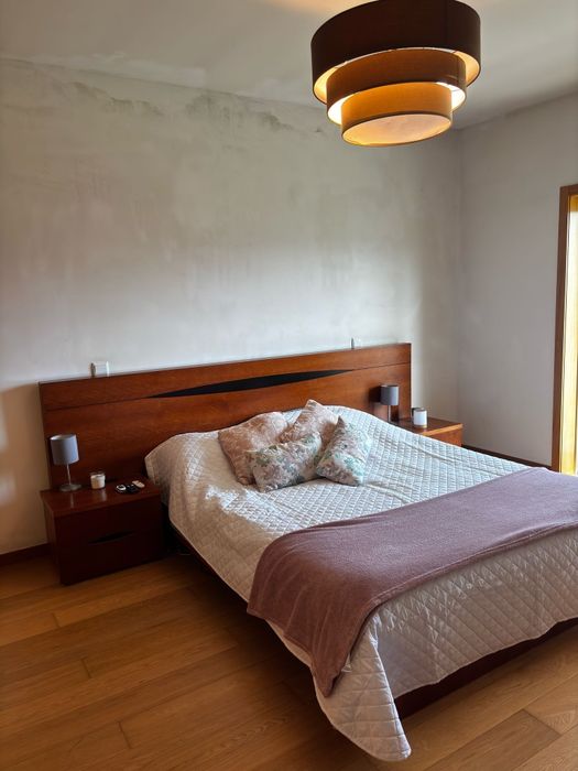Cama de madeira     .
