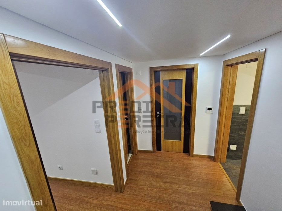 Arrendamento T3 com terraço e garagem, Urb. Jardim da Amoreira, Ram...