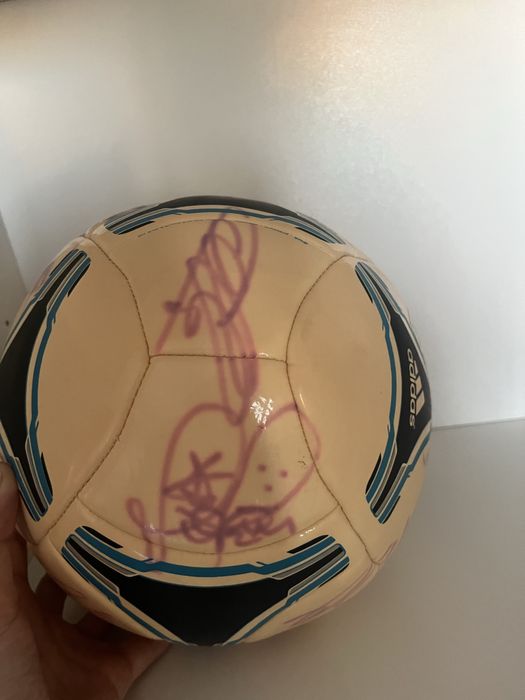 Bola promocional Tango do Real Madrid com assinaturas