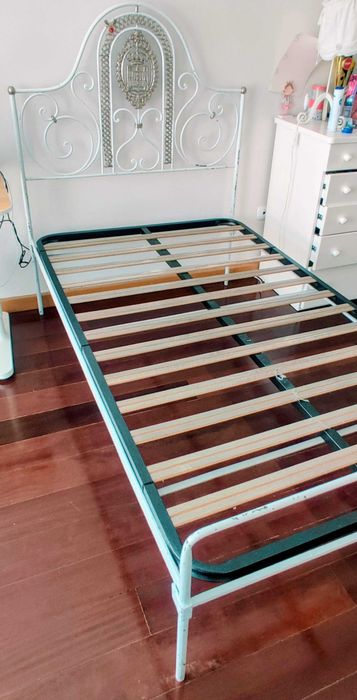 Cama solteiro em ferro