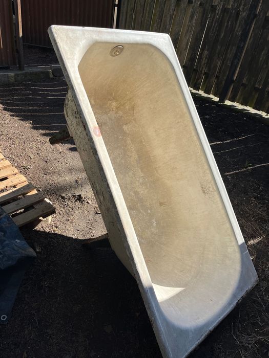 Stara żeliwna wolnostojąca wanna na nóżkach