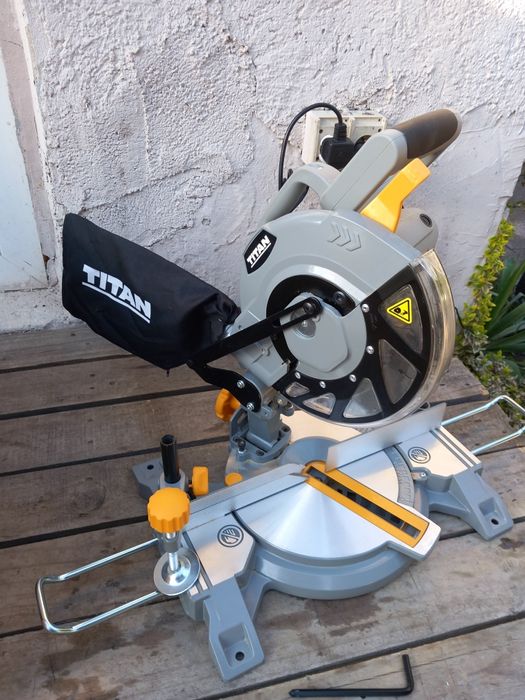 Piła ukośnica Titan  1400 W 210 mm