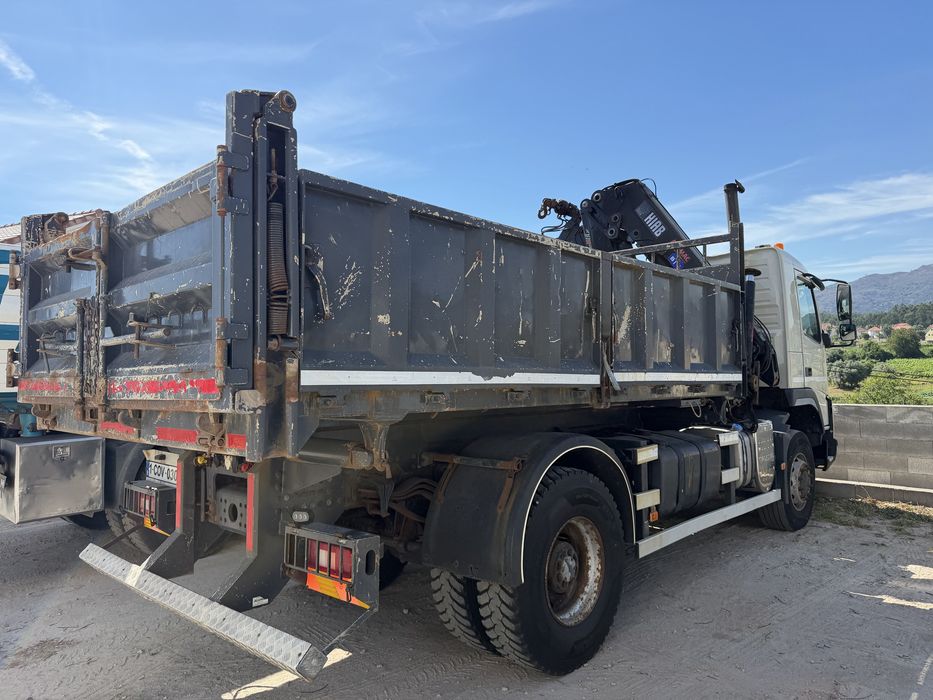 Volvo FMX 330 com bascúla e grua